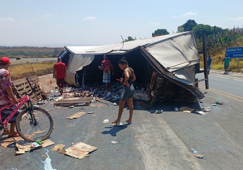 Caminhão carregado com leite tomba na BR-146 e tem carga toda saqueada por moradores