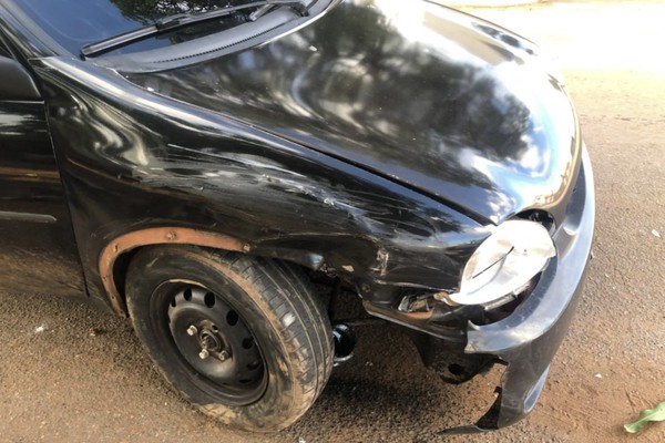 Condutor inabilitado e embriagado bate em caminhonete estacionada e é preso em Patos de Minas