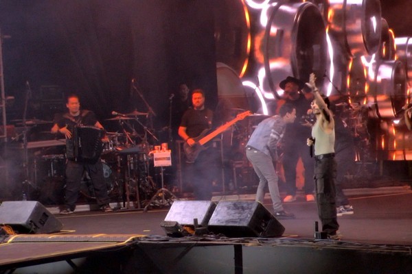 Hugo e Guilherme colocam todo mundo para cantar na Arena com "Alguém me chama para beber"; veja ao vivo