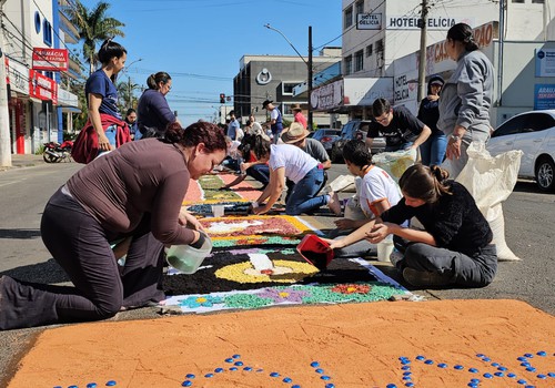 Centenas de fiéis se reúnem para confeccionar os tapetes de Corpus Christi; veja como ficou