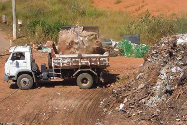 Prefeitura inicia a limpeza de área de preservação que se transformou em lixão