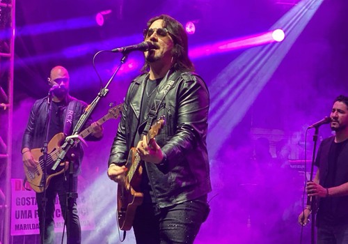 Dino Fonseca coloca público para cantar com o hit “It’s a heartache”; veja ao vivo