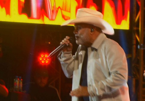 Rio Negro e Solimões emendam o sucesso "Ô de casa, Ô de fora" e colocam milhares de pessoas para cantar; veja ao vivo