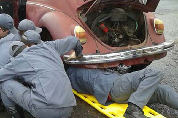 Surpreendente: veículo apresenta falha mecânica e filhote de cão é resgatado dentro do motor
