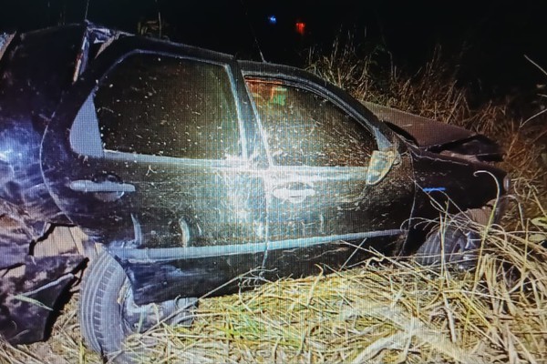 Carro capota após ultrapassagem e motorista acaba preso por embriaguez, na MGC354