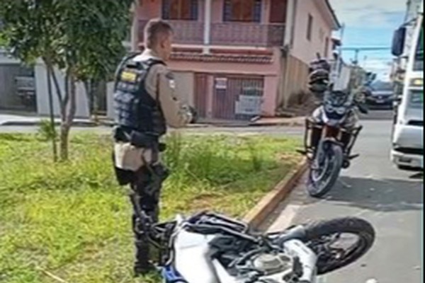 Jovens em moto ficam gravemente feridos após baterem em caminhão durante fuga em Patos de Minas