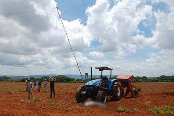 Tratorista morre eletrocutado e ajudante tem ferimentos graves perto de Santana