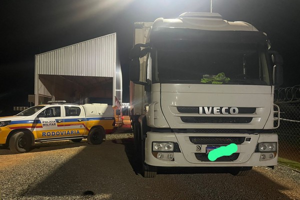 Polícia evita furto de carga de algodão avaliada em R$370 mil e prende homem na BR146, em Patos de Minas