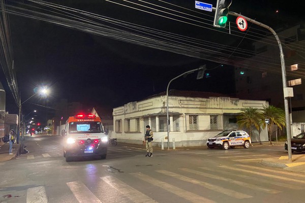 Duas mulheres em moto sofrem ferimentos graves após acidente com carro, no Centro de Patos de Minas