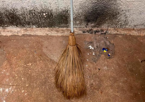 Padrasto é preso por agredir menina de 1 ano com vassoura, em Patos de Minas; ele negou