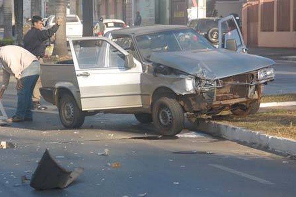 Outra vez! Veículo é atingido na esquina que já fez várias vítimas em Patos de Minas