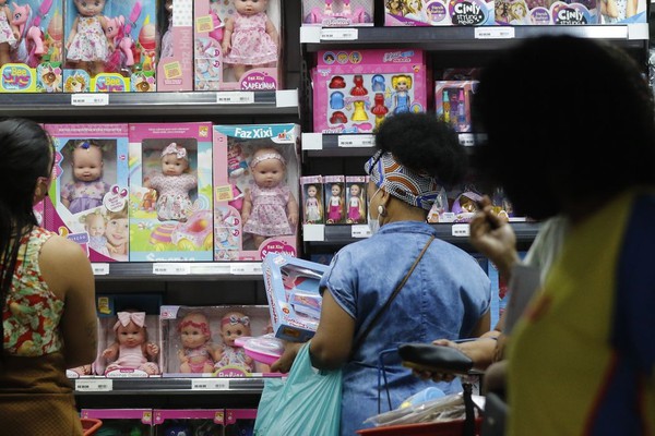 Com queda do dólar, comércio cresce 0,5% em março e amplia recorde