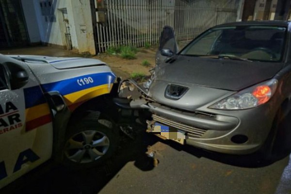 Motorista embriagado e com farol do carro apagado bate em viatura parada em Patos de Minas