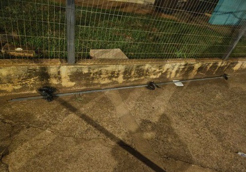 Homem de 52 anos é flagrado carregando barras de vergalhões nos ombros durante a madrugada