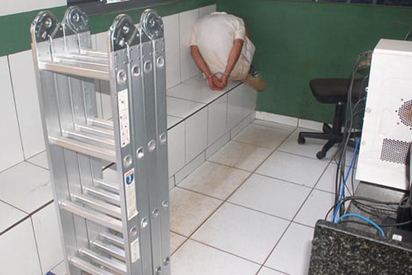 Homem é preso com escada furtada, mas é liberado porque a vítima não foi localizada