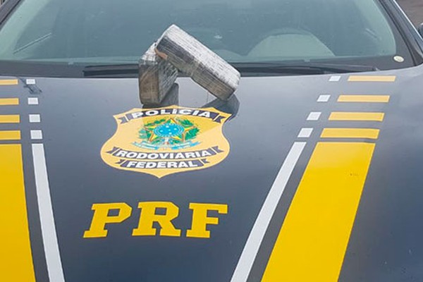 Polícia Rodoviária Federal prende dupla transportando 2 kg de crack na BR 365