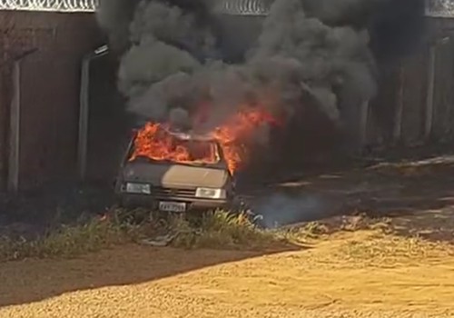 Fogo em vegetação deixa veículo destruído em Patos de Minas; dono se manifesta