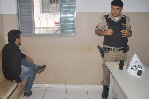 Jovem é preso após ser flagrado com dois celulares de loja no centro da cidade