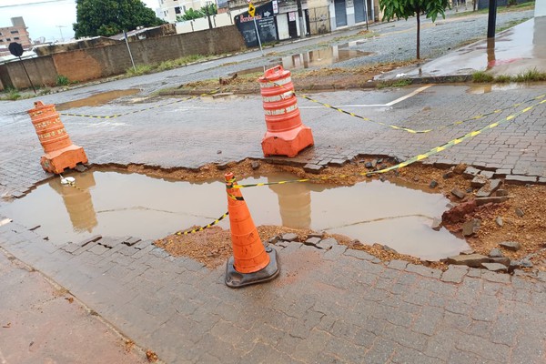 Morador denuncia buraco aberto há duas semanas em cruzamento movimentado de Patos de Minas