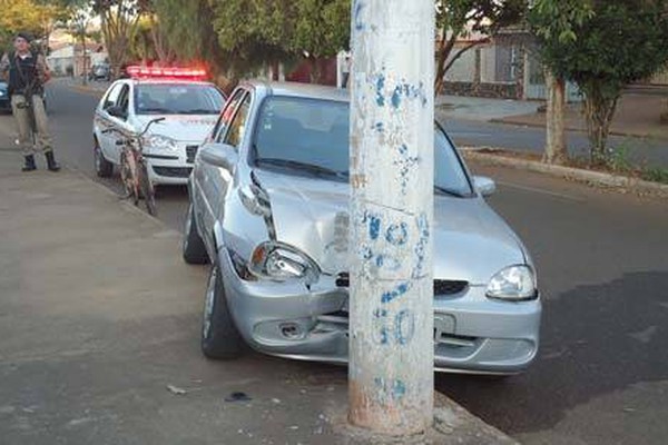 Mulher inabilitada e sob efeito de álcool pega carro escondido e bate em poste