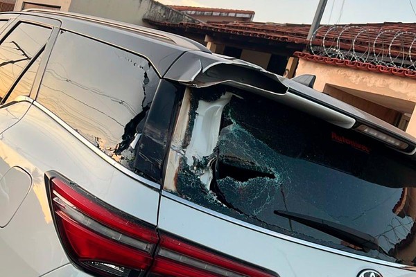 Serve de alerta! Tampa de caminhão basculante se abre e provoca acidente em Lagoa Formosa