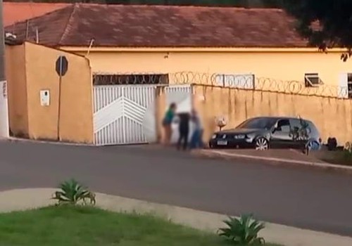 Após “conversa fiada”, mãe e filha são flagradas agredindo adolescente em Rio Paranaíba; veja