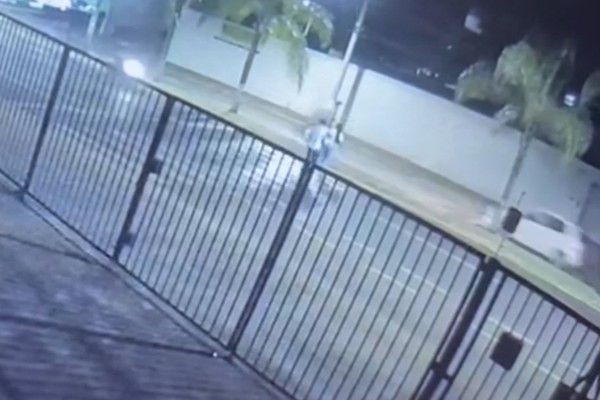 Vídeo mostra idoso sendo atropelado na faixa de pedestre; família procura motociclista