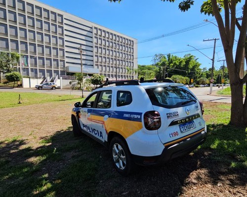 Pais de aluno que fizeram ataques a professor nas redes sociais vão responder na Justiça em Patos de Minas