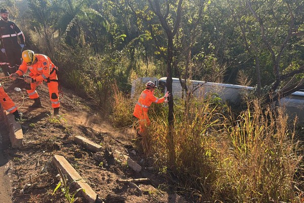 Ônibus cai em ribanceira na BR 365 e deixa pelo menos 10 pessoas feridas, em Luizlândia