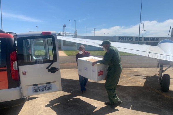 Patos de Minas recebe mais 4.150 doses e vacina idosos de 60 a 62 anos ainda esta semana; Veja calendário