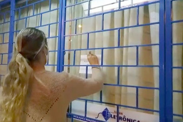 Para renovar esperança, comércios no Centro de Patos de Minas recebem mensagens de apoio