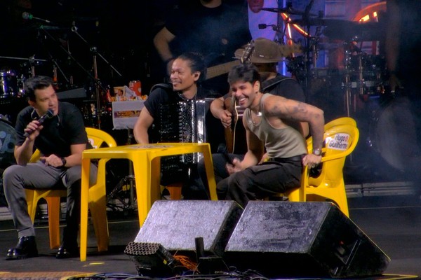 Sentados em mesa de bar, Hugo e Guilherme cantam "Coração na cama"; veja ao vivo