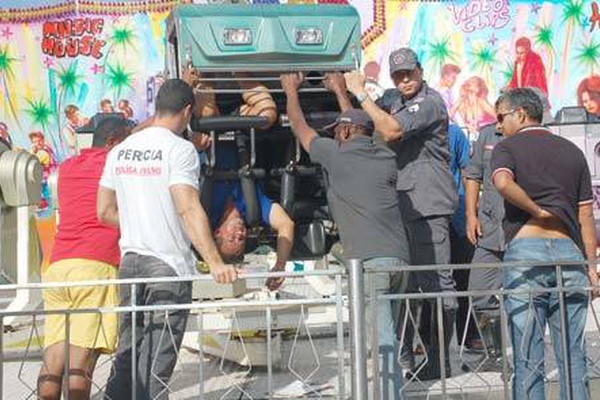 Após acidente, peritos e bombeiros vistoriam brinquedos no Parque 