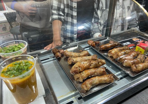 Pão de queijo com linguiça caipira faz sucesso na Fenamilho 2025; veja ao vivo