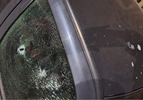 Professor acusado de abusar de crianças em escola tem carro perfurado a balas; autor foi preso