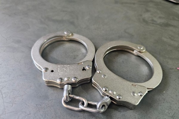 Jovem é preso por ameaçar arrancar a cabeça da própria mãe e da vizinha em Patos de Minas