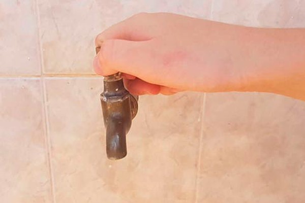 Moradores das imediações do Residencial Sorriso reclamam que estão sem água há mais de 24h