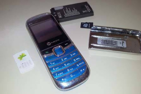 Agentes flagram detento tentando esconder celular em parte íntima