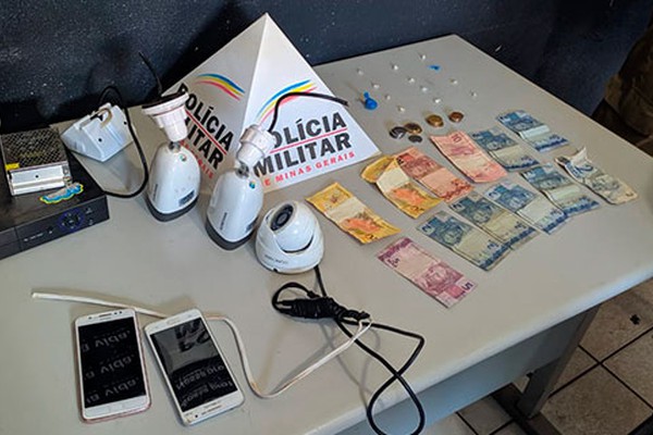 Jovens tentam se desfazer de drogas, quase acertam policial e acabam presos em Patos de Minas