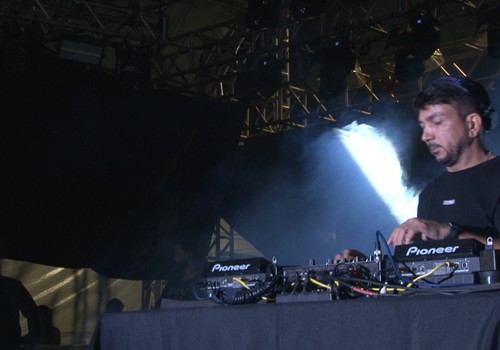 DJ Andyc coloca público deste domingo de Fenapraça para dançar; veja ao vivo