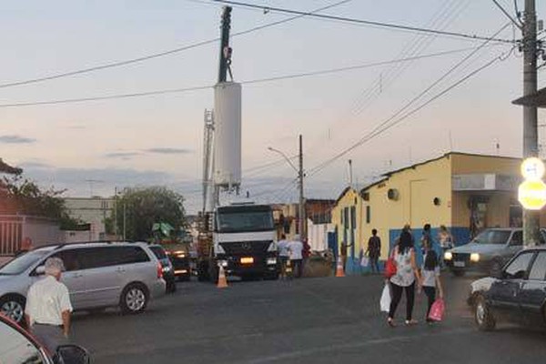 Mega operação para transporte de cilindro interrompe energia e interdita trânsito no centro