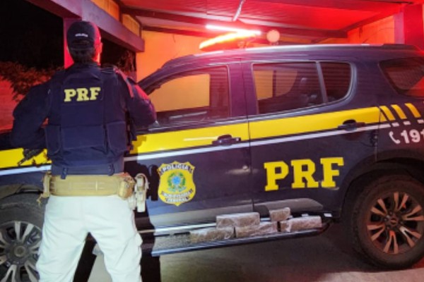 Mulher que receberia mil reais para transportar drogas é presa dentro de ônibus com tabletes de maconha em Patos de Minas
