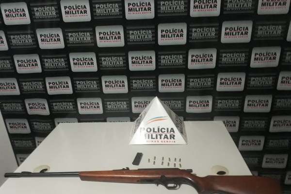 Motorista é preso por porte ilegal de arma de fogo ao ser flagrado com carabina em veículo