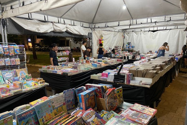 Feira Popular do Livro com milhares de exemplares atrai vários leitores na Fenapraça 2026; veja ao vivo