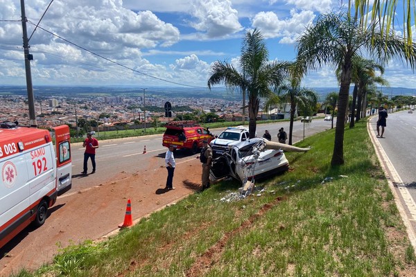 Carro sai da pista na Av. Marabá, derruba poste e vai parar em árvore; mãe e filha ficaram feridas