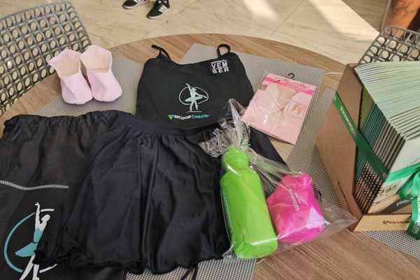 Alunas de Balé da Associação Vem Ser recebem uniformes da parceria com a Credicoopa