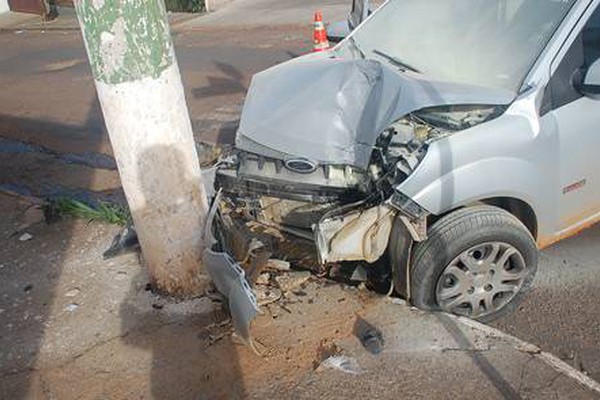 Motorista tenta desviar de veículo que avançou parada e atinge poste de iluminação