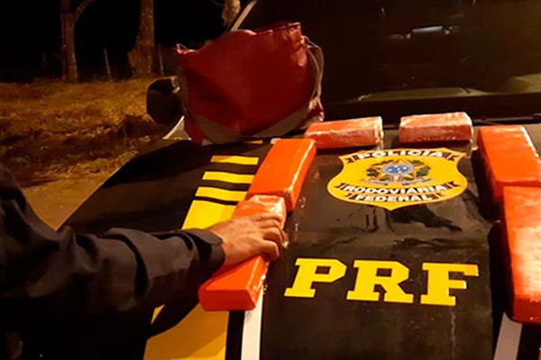 PRF apreende mais 5 kg de maconha ao abordar ônibus na BR 365, em Patos de Minas