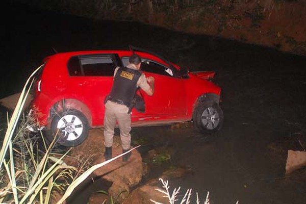 Motorista cai dentro do Monjolo após passar direto em morro e fica gravemente ferido