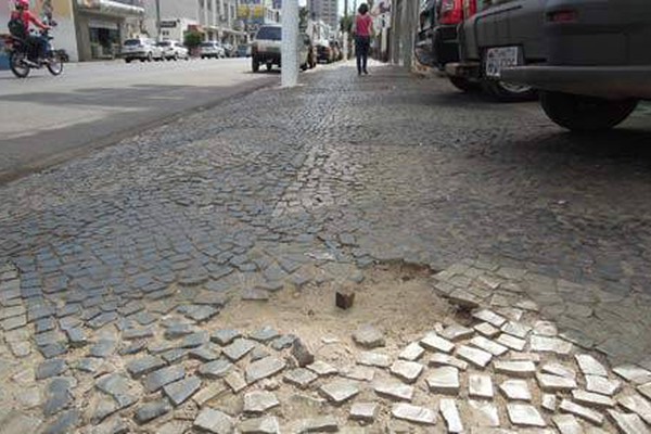 Calçadas da rua Major Gote se tornam alvo de reclamação por parte das mulheres